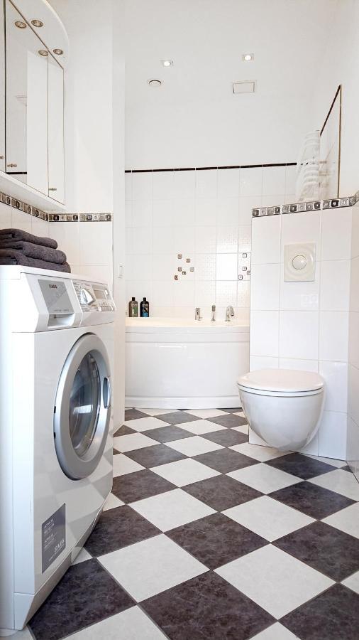 Riga City Center Quiet Apartment With Free Private Parking Ngoại thất bức ảnh